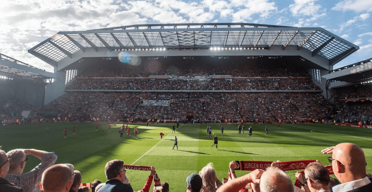 欧联比赛中一球员嘲讽对手鼻子形状，多名队友上前打抱不平