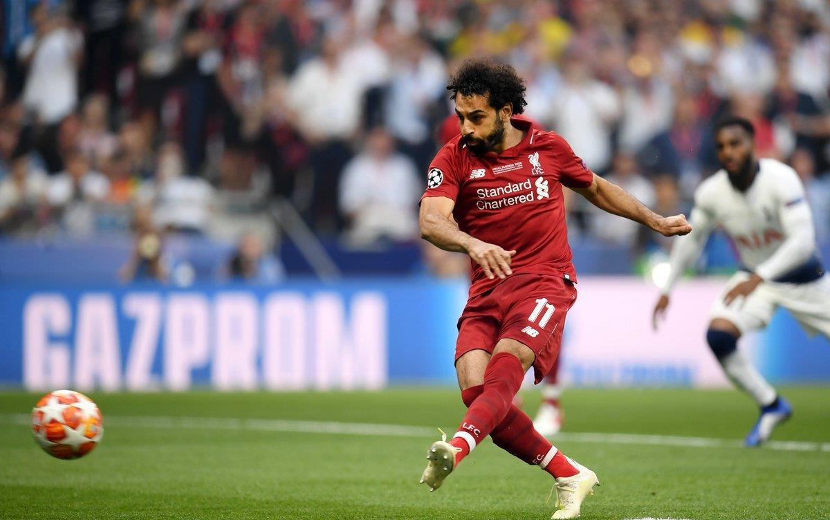 埃基蒂克助攻涉手球争议，主裁观看VAR核查