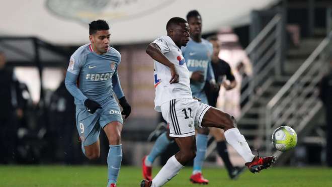 记者：申花队昨天傍晚抵达天津，出征的队伍中没有门将薛庆浩