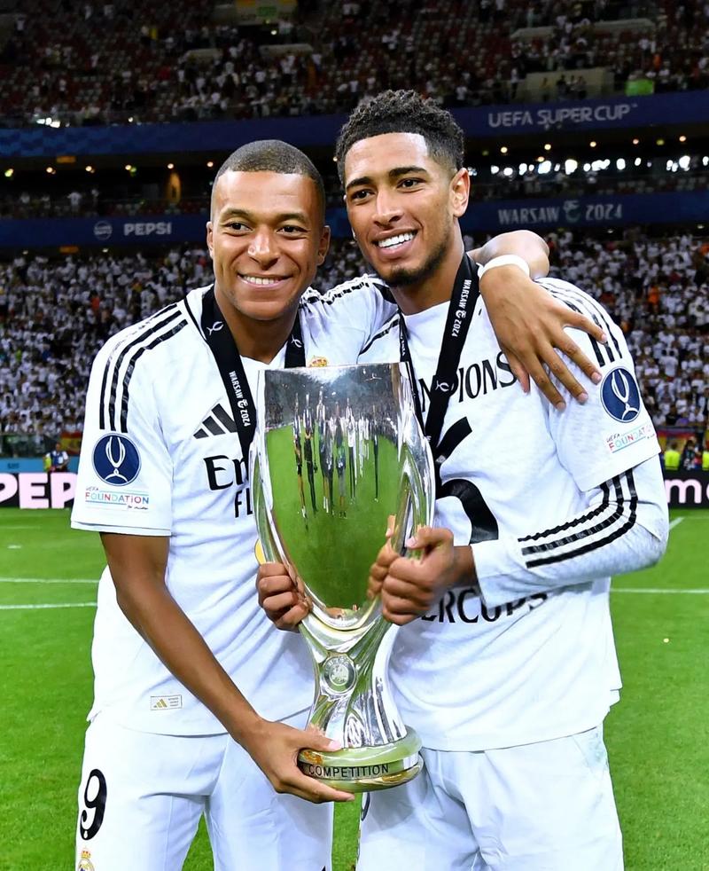 U22国足力克韩国U22，球迷在球员谢场时高喊“雄起”（U22国足击败韩国U22，谢场时球迷高呼“雄起”）